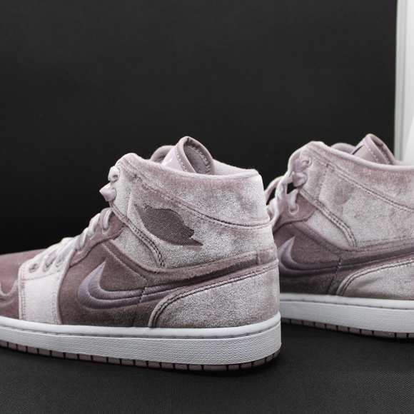 Women's Jordan 1 Mid SE Purple Smoke/White Size 9 - Picture 4 of 11